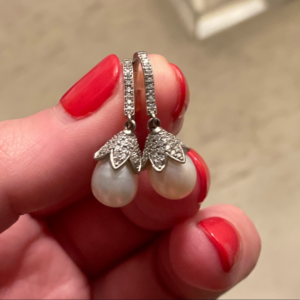 Hanging pearl earrings